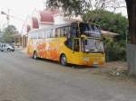 An der Technischen Universitt von Buri Ram steht am 14.02.2011 dieser VOLVO Reisebus der Universitt.