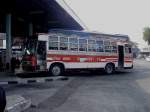 Am 13.02.2011 steht dieser Bus ohne Klimaanlage am Busbahnhof in Buri Ram / Thailand bereit zur baldigen Abfahrt nach Putthai Song, ca.