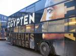 BVG-Bus mit Werbung fr die Museumsinsel u. gypten, Bhst. Bahnhof Zoo, Herbst 2006