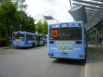 Die beiden Schulbusse Wagen 34 und 35 warten auf den nchsten Einsatz hier am ZOB in Delmenhorst.