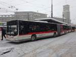 Der einzige vierachsige Gelenkbus der VBSG Nr. 299 (MAN Lion's City A43, 2007) auf dem Bahnhofplatz in St. Gallen, 30.12.2014.