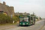 Am 23. September 2007 rollte der NF-CN 633 der Sylter Verkehrsgesellschaft durch den Sylter Ort Rantum, als der Bus von Westerland aus kommend an mehreren reedbedeckten Husern nach Hrnum unterwegs war.