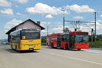 Treffen zweier besonderer Busse nahe des Bahnhofs Rickenbach-Attikon am 28.