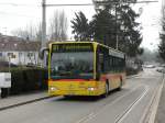 Soeben hat der BLT Bus mit der Betriebsnummer 95 die Haltestelle Neuweilerstrasse bedient und fhrt Richtung Fabrikstrasse.