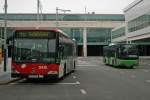 Stdtischer Bus trifft auf Flughafenbus: Links ein Mercedes-Benz O530 der TMB, rechts ein Scania/Castrosua N270UB vom Flughafen, dieser Bus pendelt nur zwischen den beiden Terminals.