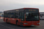  Unser Roter Bus  fährt hier als Terminalbus in Rostock Fährhafen und wird den Fotografen als einzigen Fahrgast auf die Peter Pan bringen.