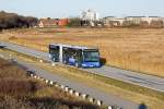 Gerade hat der NF-SV 210 der Sylter Verkehrsgesellschaft die Haltestelle Campingplatz Westerland zur Weiterfahrt auf der Linie 2 nach Hrnum im Sden der Insel Sylt Verlassen, als der Bus am
