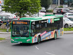 Graz. Einer der wenigen Solobusse mit Vollwerbung fuhr am 15.05.2020 auf der Linie 64. Wagen 112 wurde im Rahmen des Jubiläums  25 Jahre Verbundlinie Steiermark  mit einer bunten Werbefolie versehen. Hier ist der Bus beim Kreisverkehr beim Murpark zu sehen.