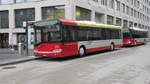 Stadtbus Nr. 201 (Solaris Urbino 12, 2002) am 21.2.2018 bei der Haltestelle Archstrasse / HB. Der älteste Zweiachser aus dem Jahre 2002 war zugleich auch der erste Solaris in der Schweiz. Im Vergleich zum hinteren Fahrzeug Nr. 204 mit Baujahr 2004 erkennt man die unterschiedlich montierten Seitenspiegel.