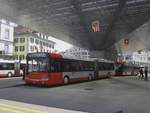 Stadtbus Winterthur Nr. 337 + 124 (Solaris Urbino 18 + Hess Swisstrolley 3 BGT-N1C) am 23.6.2019 beim Hauptbahnhof. Aufgrund des Wülflingen stattfindenden Nordostschweizer Jodlerfest wurden die Busse, sowie Fahrleitungen mit Fahnen geschmückt.