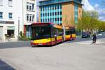 Hanauer Straßenbahn Solaris Urbino 18 Mild Hybrid Wagen 90 am 14.04.23 in Hanau Freiheitsplatz