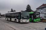 14.1.2024: Zwei Busse der Steiermarkbahn stehen abgetstellt am Bahnhofsvorplatz in Weiz. Der Solaris ist allerdings nicht mehr im Einsatz