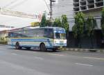 Ein ziemlich betagter Stadtbus in Bangkok am 14.01.2011, ohne Klimaanlage.