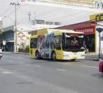 Ein chinesischer Sunlong-Bus unterwegs im Stadtverkehr von Bangkok am 14.01.2011