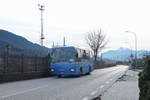 Iveco 315 von Trentino Trasporti der Linie 106 nach Faedo bei der Haltestelle Mezzocorona Ferrovia.