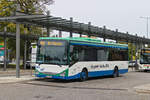  Be Happy  wünscht dieser Iveco-Irisbus Crossway von Larcher (EBE-LA 226) als Linie 442 in Grafing Bahnhof. Aufgenommen 24.10.2023.