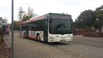 Hier ist der SÜW AX 46 von Hetzler Reisen auf der Buslinie 590 nach Kleinfischlingen über Offenbach Friedhof unterwegs.