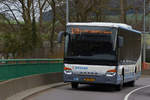 AM 5529, Setra S 415 LE von Autocars Meyers auf dem Weg zum Bahnhof von Ettelbrück, am Eingang der Ortschaft. 16.02.2020