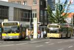 BVG-Linienverkehr mit MAN-Niederflurbussen an der Hst.