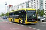 Mercedes -Benz eCitaro '1818' der BVG Berlin, hier auf der Bus Linie 300. Berlin -Mitte im Juni 2020.
