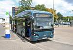 Ein VDL Citea SLF-120 Elektrobus wird gerade in Hanau von der HSB getestet. Hier dieser Bus am 12.07.18 in Hanau Hauptbahnhof