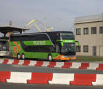 Neben zahlreichen PKW und LKW fuhr auch der Flixbus von der aus Gjedser kommenden  Fähre. Rostock Fährhafen.