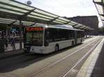 Ein neuer Citaro Gelenkbus fhrt an der Haltestelle Saarbrcken-Hauptbahnhof an, und nimmt Fahrgste auf.
