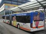 Hier ist ein Citaro Gelenkbus mit neuer Werbung zu sehen. Die Aufnahme des Photos war am 30.03.2010.Der Bus trgt Werbung der Volksbank.