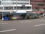 Dieses Foto zeigt einen der neuen Citaro Gelenkbusse, die so langsam alle mit Werbung ausgestattet sind.