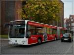 Durch die engen Strassen von Stralsundsaltstadt mit viel Gegenverkehr schlngelte sich dieser M-B Citaro Gelenkbus am 26.09.2011.