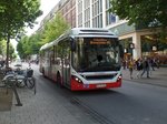 HHA 1474 (HH-YF 1474) (Volvo 7900 Hybrid, Diesel/Elektro), am 6.8.2016 auf der Schnellbus-Linie 37 nach Schenefelder Platz, in der Mönckebergstr.