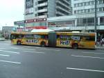   Dieses Foto zeigt einen der neuen Citaro Gelenkbusse, die so langsam alle mit Werbung ausgestattet sind.