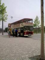 Hier ein Stadtrundfahrten Bus in Dresden, hier an der Haltestelle Theaterplatz/Augustusbrcke.