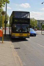  50 Jahre Busse auf der Kantstraße , so hieß es zur Traditionsfahrt 2016. Auch mit dabei B-J 3577, MAN D 87 (SD 202). Aufgenommen an der Haltestelle, Gatower Straße / Heerstraße.
