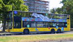 Das war seinerzeit der Prototyp einer ganzen Serie von Doppeldecker-Busse der Berliner Verkehrsbetriebe, aus dem der Typ MAN DL 05 (Lion's City DD, ND 313, Typ A39) hervorging, mit der Nr. 3101 wurde er im Nov. 2009 bei der BVG in Dienst gestellt, inzwischen hat dieser Bus eine Sondernutzung und wird den Berliner Schulen als  BVG Bus-Schule  zur Verfügung gestellt um den Kleinen den Umgang und die Nutzung des öffentlichen Busverkehrs zu zeigen und zu erläutern, hier am 17.08.20 Berlin Marzahn. 
