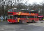 MAN-Doppeldecker Sightseeing-Bus an der Haltestelle Tiergarten Philharmonie.