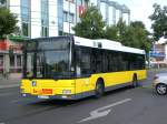 MAN Niederflurbus 2. Generation auf der Linie 128 nach Flughafen Tegel am U-Bahnhof Kurt-Schumacher-Platz.