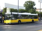 MAN Niederflurbus 2. Generation auf der Linie 128 nach Flughafen Tegel am U-Bahnhof Kurt-Schumacher-Platz.