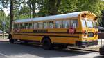 Schoolbus, Bluebird DT 466, am 29.7.2018 im Hamburger Stadtpark, Hersteller: International Harvester Company (ICH),6.000 cm³, 113 kW (154 PS), 4-Gang-Automatik, EZ 16.6.1989, L=10,5 m, B= 2,44 m, H= 2,9 m /
