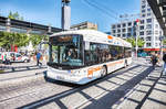 Ein HESS-Elekrobus der rnv fährt am 20.4.2017 in die Haltestelle Mannheim Hauptbahnhof ein.
Unterwegs war der Bus von Mannheim, Wasserturm nach Lindenhof, Lindenhofplatz, als SEV für die Tram-Linie 3, da diese den Hauptbahnhof aufgrund einer Baustelle umfährt.