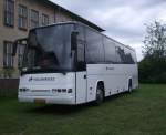 Unbekannter Reisebus wartet in Hhe Elbhotel im FRITZ-TRIDDELFITZ-WEG in Rostock-Reutershagen.(23.07.09)