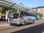Hier ist ein Bus der Firma Scherer Reisen zu sehen.