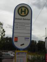 Dieses Foto zeigt die Saarbrcker Haltestellen Schilder fr die Omnibuse. Diese Haltestelle wurde in Brebach Fotografiert. Das Schild steht leider so schief wie Fotografiert.