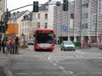 Buslinie 1 in Richtung Nells Park steht an der Ampel und wartet auf die Weiterfahrt zur nchsten Haltestelle:  nikolaus-Koch-Platz .                    Trier, 18.05.07