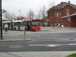 Ein Neoplan N4021 der BSAG wartet am Bahnhof Vegesack auf seine Weiterfahrt nach Grpelingen. Alle 18 Busse dieser 47er Serie sind noch im Bestand und im Einsatz in Bremen Nord.