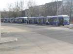 Die Busfahrer dieser zwei Doppelgelenkbusse der Hamburger Hochbahn AG in HAmburg machen gerade am Busbahnhof am Hauptbahnhof eine gemeinsame Pause.