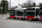 Am 5.April stehen in U-Niendorf Markt die HHA Busse 2713(G) 6008(M) und der Jasper Horn Bus 8175 brav in einer Reihe Aufgereiht.