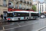Paris - Gare de l'Est - 22. Mai 2021 : Iveco Urbanway 18 Hybridbus, Wagen 5646, auf der Linie 38 im Einsatz.