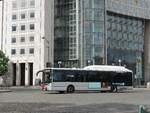 Paris - Place d'Italie - 22. Mai 2021 : Iveco Urbanway 12 Hybridbus, Wagen 6224, auf der Linie 64 im Einsatz.