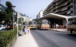 Menton im August 1979: La gare routire / der Busbahnhof mit Linienbussen nach Nice / Nizza (der Bus links) und San Remo in Italien.